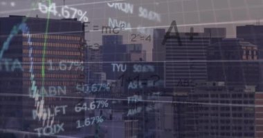 Şehir manzarası üzerindeki veri işleme ve diyagramlarının animasyonu. Küresel teknoloji, iş ve dijital arayüz kavramı dijital olarak oluşturulmuş video.