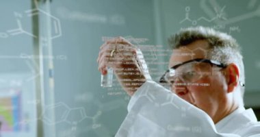 Veri işleme ve kimyasal formülün deney yapan beyaz erkek bilim adamı üzerindeki animasyonu. Bilim ve dijital arayüz kavramı dijital olarak oluşturulmuş video.