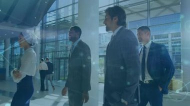 Yürüyen çeşitli iş adamları üzerindeki bağlantı ağının animasyonu. Teknoloji, iş ve dijital arayüz kavramı dijital olarak oluşturulmuş video.