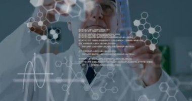 Kafkas erkek bilim adamının laboratuvarda bilimsel veri işleme animasyonu. Küresel bilim, bağlantılar, hesaplama ve veri işleme kavramı dijital olarak oluşturulmuş video.