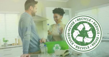 Plastik şişeleri sıralayan çift üzerinde geri dönüşüm sembolü olan ekoloji metinlerinin animasyonu. Yaşam tarzı, ekoloji, çevre ve ev hayatı konsepti dijital olarak oluşturulmuş video.