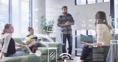 Veri işleme ve medya simgelerinin ofiste iş tartışan çeşitli meslektaşlar üzerinde canlandırılması. Küresel iş ve dijital arayüz kavramı dijital olarak oluşturulmuş video.