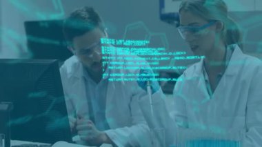 Laboratuvardaki çeşitli bilim adamları üzerinde bilimsel veri işleme animasyonu. Küresel bilim, bağlantılar, hesaplama ve veri işleme kavramı dijital olarak oluşturulmuş video.