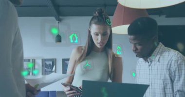 Farklı meslekdaşların ofiste iş tartışmaları üzerine ekoloji ikonlarının animasyonu. Küresel iş, bilgisayar ve dijital arayüz kavramı dijital olarak oluşturulmuş video.