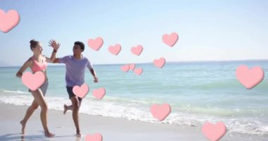 Kumsalda koşan farklı çiftlerin pembe kalplerinin canlandırması. Yaz, tatil, yaşam tarzı ve dijital arayüz konsepti dijital olarak oluşturulmuş video.