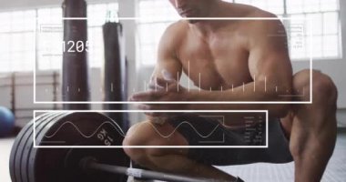 Beyazların spor salonundaki kaslı beyaz adam üzerinde şema ve veri işleme animasyonları. Küresel teknoloji, spor ve dijital arayüz kavramı dijital olarak oluşturulmuş video.