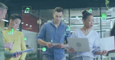 Ekoloji simgelerinin canlandırılması ve çeşitli meslekdaşların ofiste iş görüşmesi üzerine veri işleme. Küresel iş ve dijital arayüz kavramı dijital olarak oluşturulmuş video.