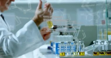 Beyaz erkek bilim adamının örnek alması üzerine veri işleme ve kimyasal formülün animasyonu. Bilim ve dijital arayüz kavramı dijital olarak oluşturulmuş video.