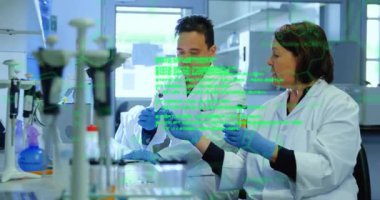 Kimyasal formülün animasyonu ve çeşitli deneyler yapan bilim adamlarının veri işlemesi. Küresel bilim ve dijital arayüz kavramı dijital olarak oluşturulmuş video.