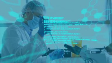 Melez kadın bilim adamının laboratuvarda bilimsel veri işleme animasyonu. Küresel bilim, bağlantılar, hesaplama ve veri işleme kavramı dijital olarak oluşturulmuş video.