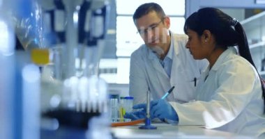 Laboratuvardaki çeşitli bilim adamları üzerinde bilimsel veri işleme animasyonu. Küresel bilim, bağlantılar, hesaplama ve veri işleme kavramı dijital olarak oluşturulmuş video.