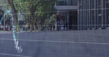 Şehir manzarası üzerinde finansal veri işleme animasyonu. Küresel finans, iş, bağlantılar, hesaplama ve veri işleme kavramı dijital olarak oluşturulmuş video.