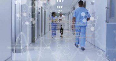 Farklı doktorların yürüyüp konuşması üzerine veri işleme ve kimyasal formülün animasyonu. Tıp ve dijital arayüz kavramı dijital olarak oluşturulmuş video.