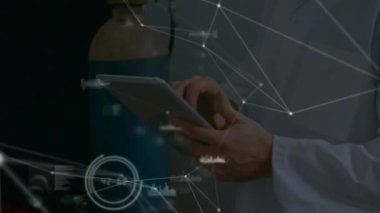 Kafkas erkek bilim adamının laboratuvardaki ağ ve veri işleme sisteminin animasyonu. Küresel bilim, bağlantılar, hesaplama ve veri işleme kavramı dijital olarak oluşturulmuş video.