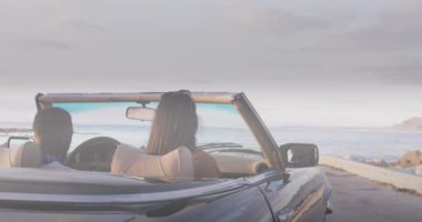 Deniz kenarında araba süren çift cinsiyetli çiftin üzerine açık gölgenin animasyonu. Yaşam tarzı, doğa ve dijital arayüz konsepti dijital olarak oluşturulmuş video.