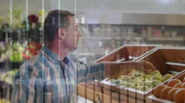 Beyaz adamın market alışverişi üzerine finansal veri işleme animasyonu. Küresel alışveriş, finans, bağlantılar, hesaplama ve veri işleme kavramı dijital olarak oluşturulmuş video.