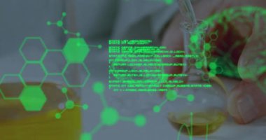 Kafkas erkek bilim adamının laboratuvarda bilimsel veri işleme animasyonu. Küresel bilim, bağlantılar, hesaplama ve veri işleme kavramı dijital olarak oluşturulmuş video.