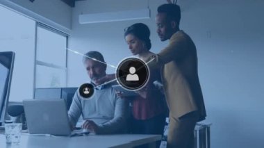 Ofisteki çeşitli iş adamlarının simgeleriyle bağlantı ağının animasyonu. Küresel finans, iş, bağlantılar, hesaplama ve veri işleme kavramı dijital olarak oluşturulmuş video.