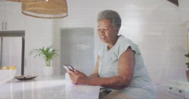 Akıllı telefon kullanan üst düzey melez kadın hakkında veri işleme animasyonu. Tıp, emeklilik ve dijital arayüz konsepti dijital olarak oluşturulmuş video.