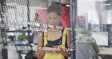 Ofisteki akıllı telefonları kullanarak farklı iş arkadaşlarının veri işleme ve dünya haritasının animasyonu. Küresel iş ve dijital arayüz kavramı dijital olarak oluşturulmuş video.