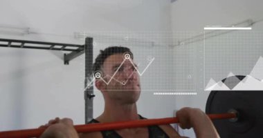 Spor salonunda halter kaldıran beyaz bir adamın veri işleme animasyonu. Küresel spor, yaşam tarzı, hesaplama ve dijital arayüz kavramı dijital olarak oluşturulmuş video.