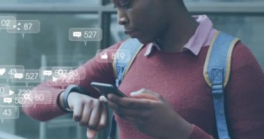 Medya simgelerinin şehirde akıllı telefon kullanan Afro-Amerikan kadın üzerinde canlandırılması. Sosyal medya ve dijital arayüz konsepti dijital olarak oluşturulmuş video.