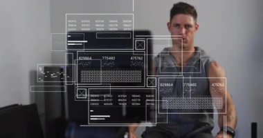 Spor salonunda kürekçi kullanan beyaz bir adamın veri işleme animasyonu. Küresel spor, yaşam tarzı, hesaplama ve dijital arayüz kavramı dijital olarak oluşturulmuş video.