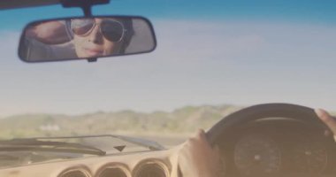 Deniz kenarında araba süren çift cinsiyetli çiftin üzerine açık gölgenin animasyonu. Yaşam tarzı, doğa ve dijital arayüz konsepti dijital olarak oluşturulmuş video.