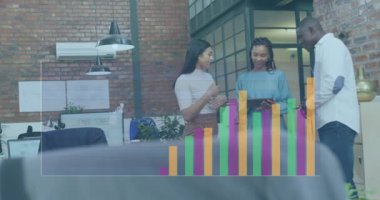 Ofisteki çeşitli iş adamları üzerinde finansal veri işleme animasyonu. Küresel finans, iş, bağlantılar, hesaplama ve veri işleme kavramı dijital olarak oluşturulmuş video.