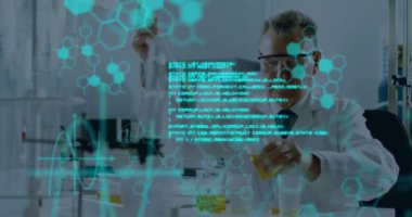 Kafkas erkek bilim adamının laboratuvarda bilimsel veri işleme animasyonu. Küresel bilim, bağlantılar, hesaplama ve veri işleme kavramı dijital olarak oluşturulmuş video.