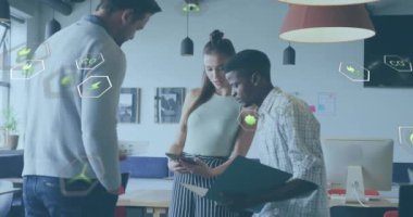 Farklı meslekdaşların ofiste iş tartışmaları üzerine ekoloji ikonlarının animasyonu. Küresel iş, bilgisayar ve dijital arayüz kavramı dijital olarak oluşturulmuş video.