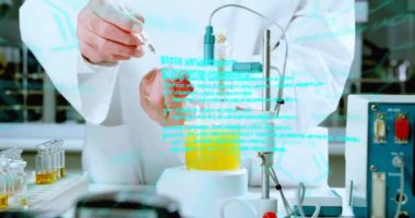 Beyaz erkek bilim adamının örnek alması üzerine veri işleme ve kimyasal formülün animasyonu. Bilim ve dijital arayüz kavramı dijital olarak oluşturulmuş video.