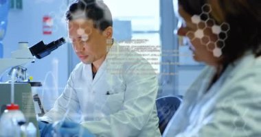 Kimyasal formülün animasyonu ve çeşitli deneyler yapan bilim adamlarının veri işlemesi. Küresel bilim ve dijital arayüz kavramı dijital olarak oluşturulmuş video.