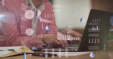 Ofisteki dizüstü bilgisayarla Asyalı iş adamının veri işleme animasyonu. Küresel iş, bilgisayar ve dijital arayüz kavramı dijital olarak oluşturulmuş video.