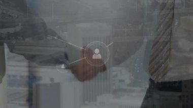 Kafkasyalı iş adamlarının el sıkıştığı bir ağ animasyonu. Dijital olarak oluşturulmuş küresel bağlantılar, hesaplama ve veri işleme kavramı.