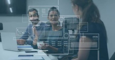 Muhtelif meslektaşların ofiste iş görüşmesi üzerine veri işleme animasyonu. Küresel iş ve dijital arayüz kavramı dijital olarak oluşturulmuş video.