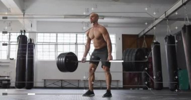 Spor salonunda halter kaldıran beyaz bir adamın veri işleme animasyonu. Küresel spor, yaşam tarzı, hesaplama ve dijital arayüz kavramı dijital olarak oluşturulmuş video.