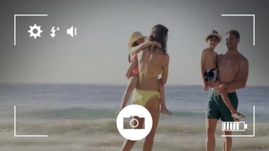 Sahilde yürüyen beyaz aile üzerindeki kamera görüntülerinin canlandırması. Yaşam tarzı, tatil ve dijital arayüz konsepti dijital olarak oluşturulmuş video.