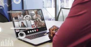 Video görüşmesi için laptop kullanan Afro-Amerikan iş adamının veri işleme animasyonu. Küresel iş, iletişim, bilgisayar ve dijital arayüz kavramı dijital olarak oluşturulmuş video.