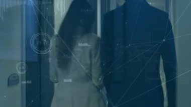Yürüyen çeşitli iş adamları üzerindeki bağlantı ağının animasyonu. Teknoloji, iş ve dijital arayüz kavramı dijital olarak oluşturulmuş video.