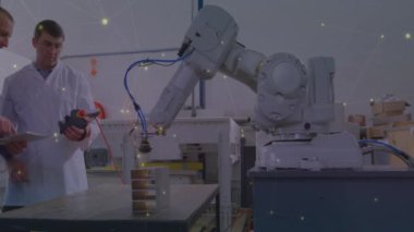 Kafkasyalı erkek mühendislerin robot kolu tartışan tabletlerle ağ animasyonu. Ağ, bağlantı, endüstri, mühendislik ve iletişim, dijital olarak oluşturulmuş video.