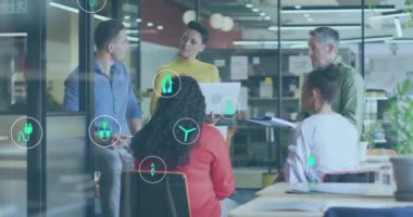 Farklı meslekdaşların ofiste iş tartışmaları üzerine ekoloji ikonlarının animasyonu. Küresel iş ve dijital arayüz kavramı dijital olarak oluşturulmuş video.