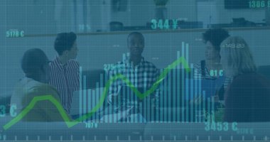 Dizüstü bilgisayar kullanarak çeşitli iş adamlarının finansal veri işleme görüntüsü. Küresel finans, iş, bağlantılar, hesaplama ve veri işleme kavramı dijital olarak oluşturuldu.