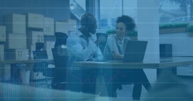 Dizüstü bilgisayar kullanarak çeşitli iş adamlarının finansal veri işleme görüntüsü. Küresel finans, iş, bağlantılar, hesaplama ve veri işleme kavramı dijital olarak oluşturuldu.