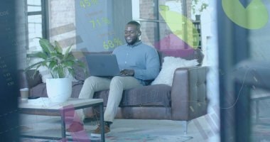 Afro-Amerikan işadamının ofisindeki finansal veri işleme resmi. Küresel finans, iş, bağlantılar, hesaplama ve veri işleme kavramı dijital olarak oluşturuldu.