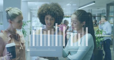 Ofiste iş tartışması yapan çeşitli meslektaşların mali veri işleme görüntüsü. Küresel iş, finans, hesaplama ve dijital arayüz kavramı dijital olarak oluşturuldu.