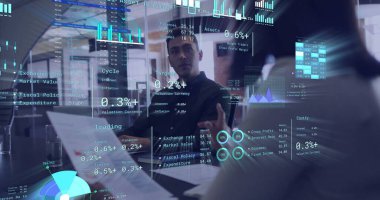 Muhtelif meslekdaşların ofiste iş tartışmalarına ilişkin diyagramlar ve veri işleme resimleri. Küresel iş, takım çalışması ve dijital arayüz kavramı dijital olarak oluşturulmuş görüntü.