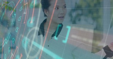 Asyalı iş kadınının bilgisayarla mali veri işleme görüntüsü. Küresel iş, finans, iletişim ve dijital arayüz kavramı dijital olarak oluşturulmuş görüntü.