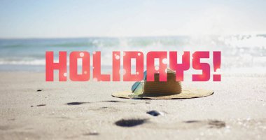 Plajda hasır şapka ve güneş gözlüğü takılı tatil mesajları. Yaz, tatil, yaşam tarzı ve dijital arayüz kavramı dijital olarak oluşturulmuş görüntü.