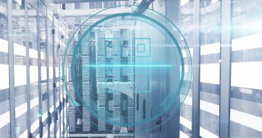 Bilgisayar sunucuları üzerinden qr kod simgesi ve dijital veri işleme resmi. Küresel siber güvenlik, bağlantılar, hesaplama ve veri işleme kavramı dijital olarak oluşturuldu.